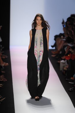 manken BCBGMAXAZRIA göstermek de pist yürür
