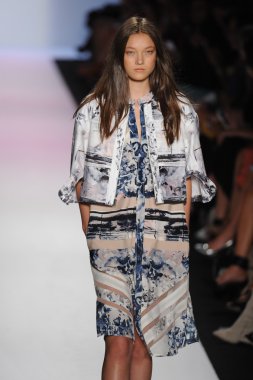 manken BCBGMAXAZRIA göstermek de pist yürür