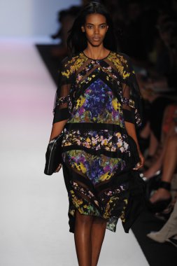 manken BCBGMAXAZRIA göstermek de pist yürür