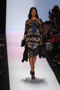 manken BCBGMAXAZRIA göstermek de pist yürür