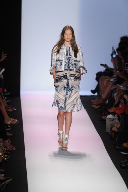 manken BCBGMAXAZRIA göstermek de pist yürür