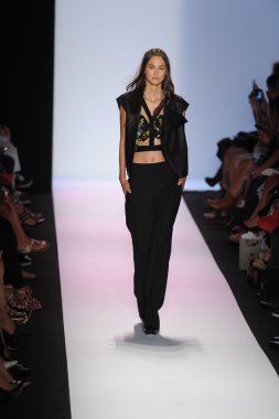 manken BCBGMAXAZRIA göstermek de pist yürür