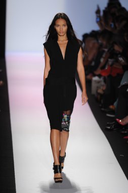 manken BCBGMAXAZRIA göstermek de pist yürür