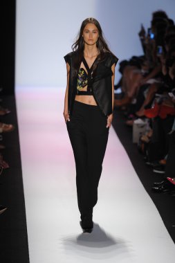 manken BCBGMAXAZRIA göstermek de pist yürür
