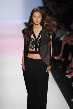 manken BCBGMAXAZRIA göstermek de pist yürür