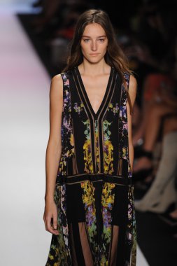 manken BCBGMAXAZRIA göstermek de pist yürür