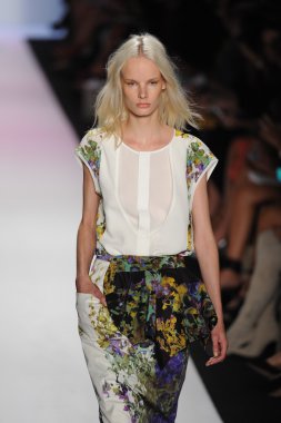 manken BCBGMAXAZRIA göstermek de pist yürür