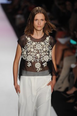 manken BCBGMAXAZRIA göstermek de pist yürür