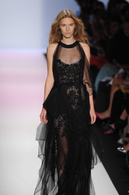 manken BCBGMAXAZRIA göstermek de pist yürür