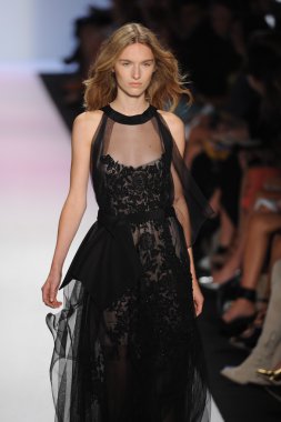 manken BCBGMAXAZRIA göstermek de pist yürür