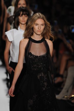 BCBGMAXAZRIA gösteri pist modelleri yürümek