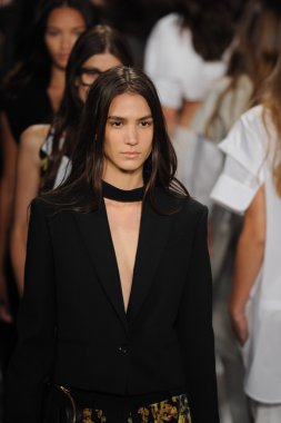 BCBGMAXAZRIA gösteri pist modelleri yürümek