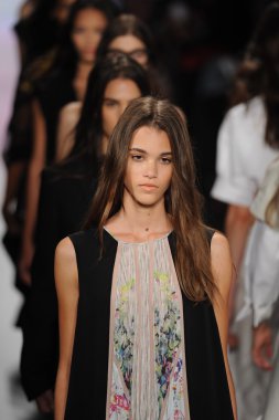 BCBGMAXAZRIA gösteri pist modelleri yürümek