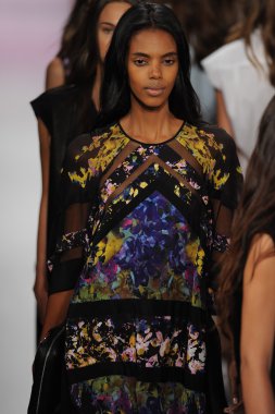 BCBGMAXAZRIA gösteri pist modelleri yürümek