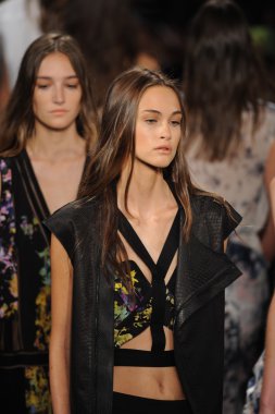 BCBGMAXAZRIA gösteri pist modelleri yürümek