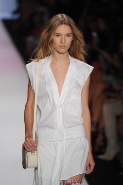 manken BCBGMAXAZRIA göstermek de pist yürür