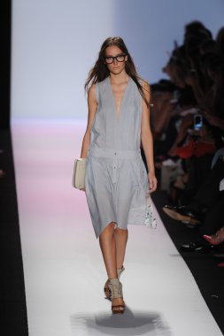 manken BCBGMAXAZRIA göstermek de pist yürür