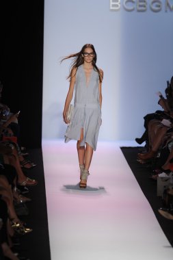 manken BCBGMAXAZRIA göstermek de pist yürür