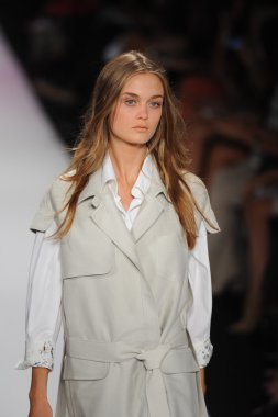 manken BCBGMAXAZRIA göstermek de pist yürür