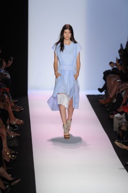 manken BCBGMAXAZRIA göstermek de pist yürür