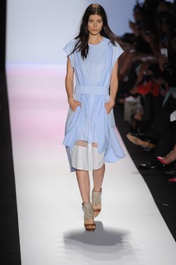 manken BCBGMAXAZRIA göstermek de pist yürür