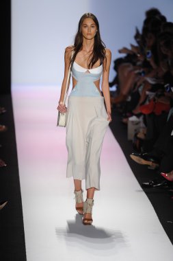manken BCBGMAXAZRIA göstermek de pist yürür