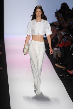 manken BCBGMAXAZRIA göstermek de pist yürür