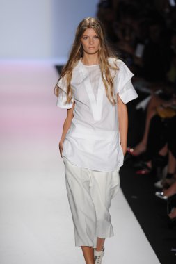 manken BCBGMAXAZRIA göstermek de pist yürür