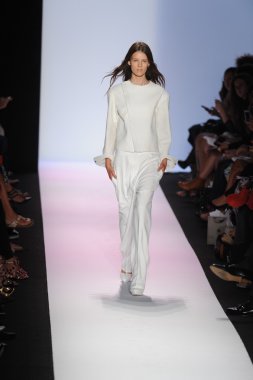 manken BCBGMAXAZRIA göstermek de pist yürür