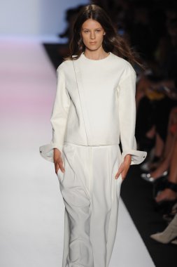 manken BCBGMAXAZRIA göstermek de pist yürür