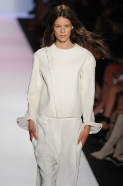 manken BCBGMAXAZRIA göstermek de pist yürür