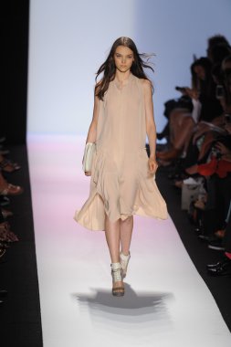 manken BCBGMAXAZRIA göstermek de pist yürür