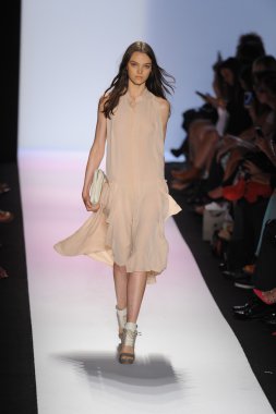 manken BCBGMAXAZRIA göstermek de pist yürür