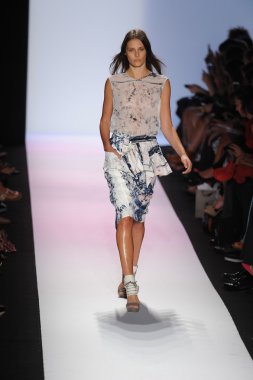 manken BCBGMAXAZRIA göstermek de pist yürür