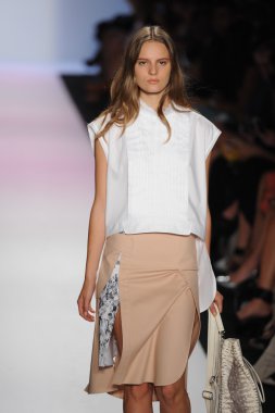 manken BCBGMAXAZRIA göstermek de pist yürür