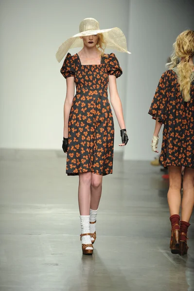 Bir model Ivana helsinki bahar 2013 moda şovunda pist yürür — Stok fotoğraf