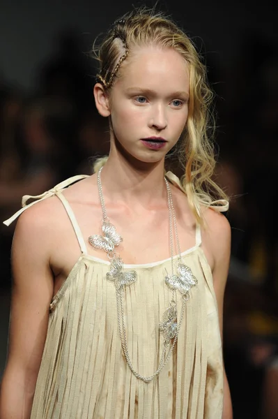 A model walks the runway at the Ivana Helsinki spring 2013 fashion show — Stock Photo, Image