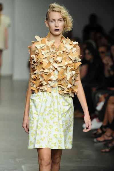 A model walks the runway at the Ivana Helsinki spring 2013 fashion show — Stock Photo, Image