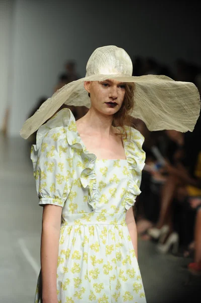 Una modelo camina por la pasarela en el desfile de moda Ivana Helsinki primavera 2013 — Foto de Stock