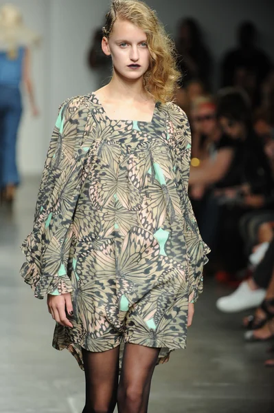 Модель ходит по взлетно-посадочной полосе на модном показе Ivana Helsinki весной 2013 года — стоковое фото