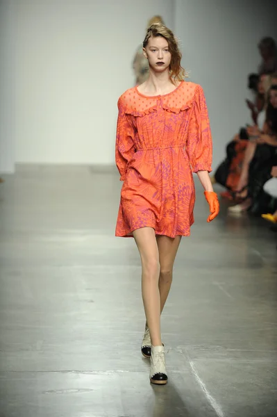 Bir model Ivana helsinki bahar 2013 moda şovunda pist yürür — Stok fotoğraf