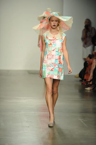 A model walks the runway at the Ivana Helsinki spring 2013 fashion show — Stock Photo, Image