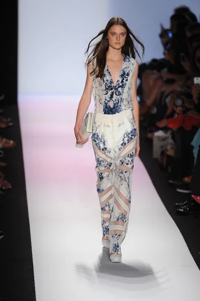 Um modelo caminha na pista no show da BCBGMAXAZRIA — Fotografia de Stock