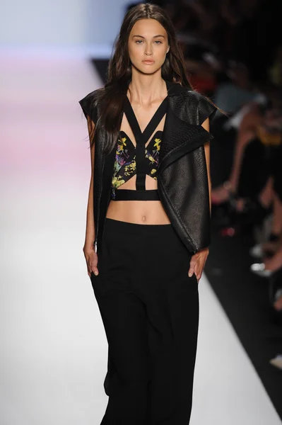 Um modelo caminha na pista no show da BCBGMAXAZRIA — Fotografia de Stock