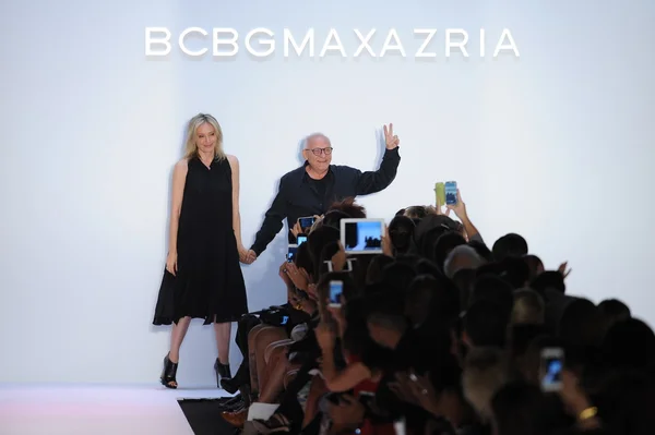 Designer Lubov Azria (L) and designer Max Azria — Stock Photo, Image