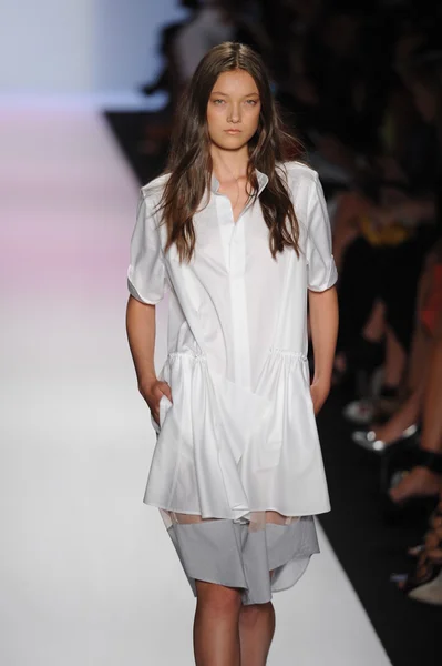 A model walks the runway at the BCBGMAXAZRIA show — Stock Photo, Image