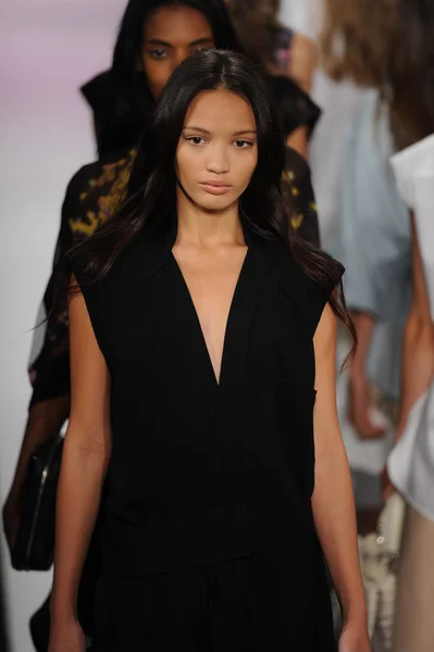 Een model leidt de landingsbaan op de show bcbgmaxazria — Stockfoto