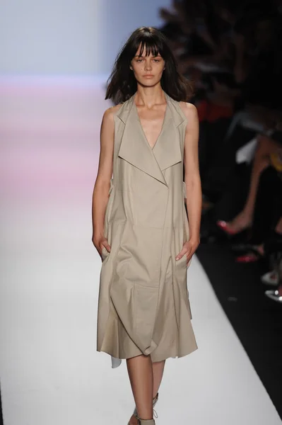 A model walks the runway at the BCBGMAXAZRIA show — Stock Photo, Image