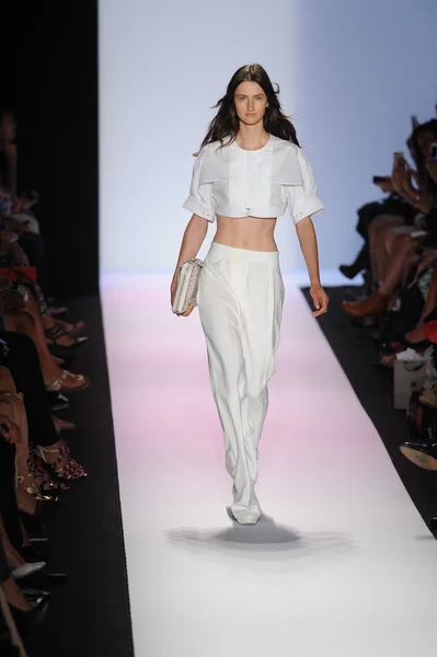 A modell sétál a kifutópálya: Bcbgmaxazria show — Stock Fotó