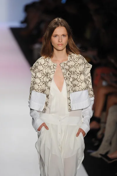 A model walks the runway at the BCBGMAXAZRIA show — Stock Photo, Image